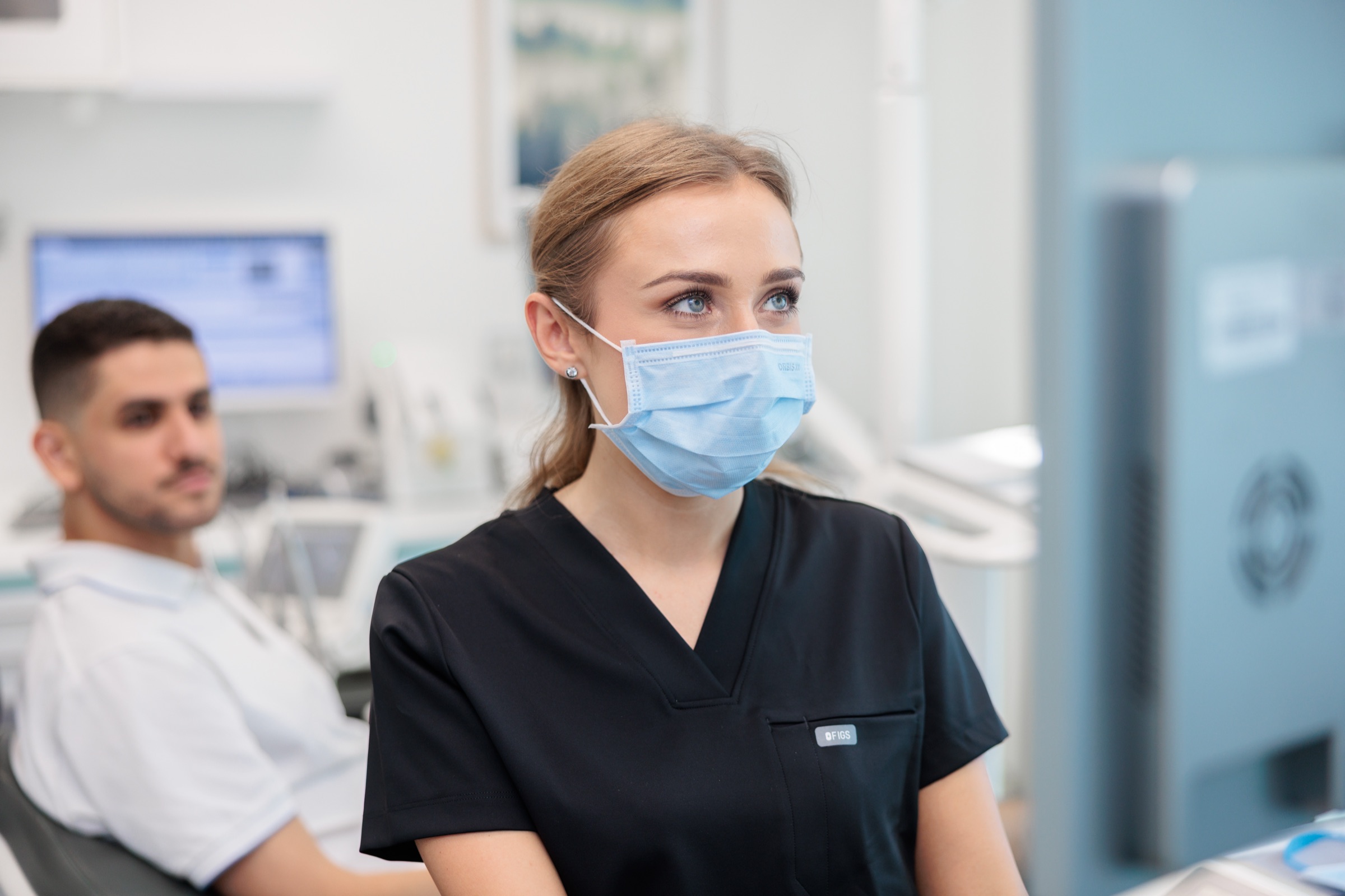 Zahnmedizinische Assistentin am Monitor während der Behandlung